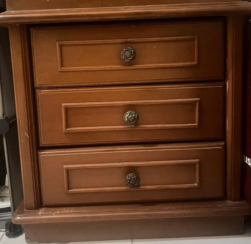 Meja laci pojok tempat tidur 2 pcs