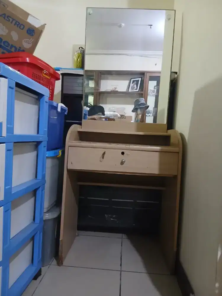Meja rias kaca besar