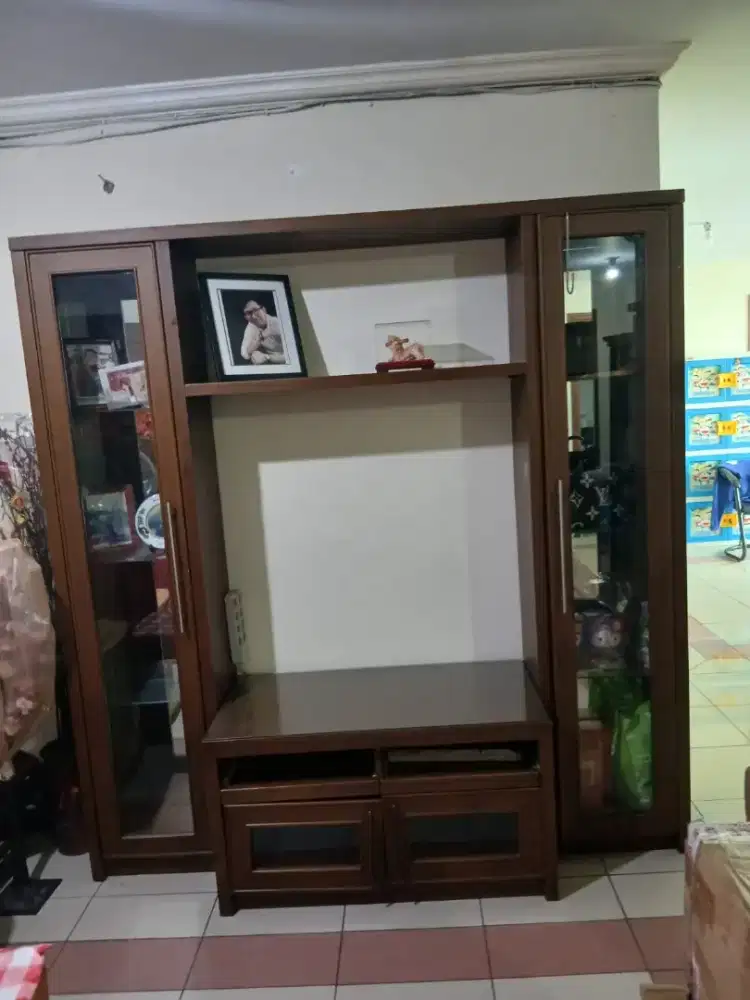 Lemari pajang kayu mahoni