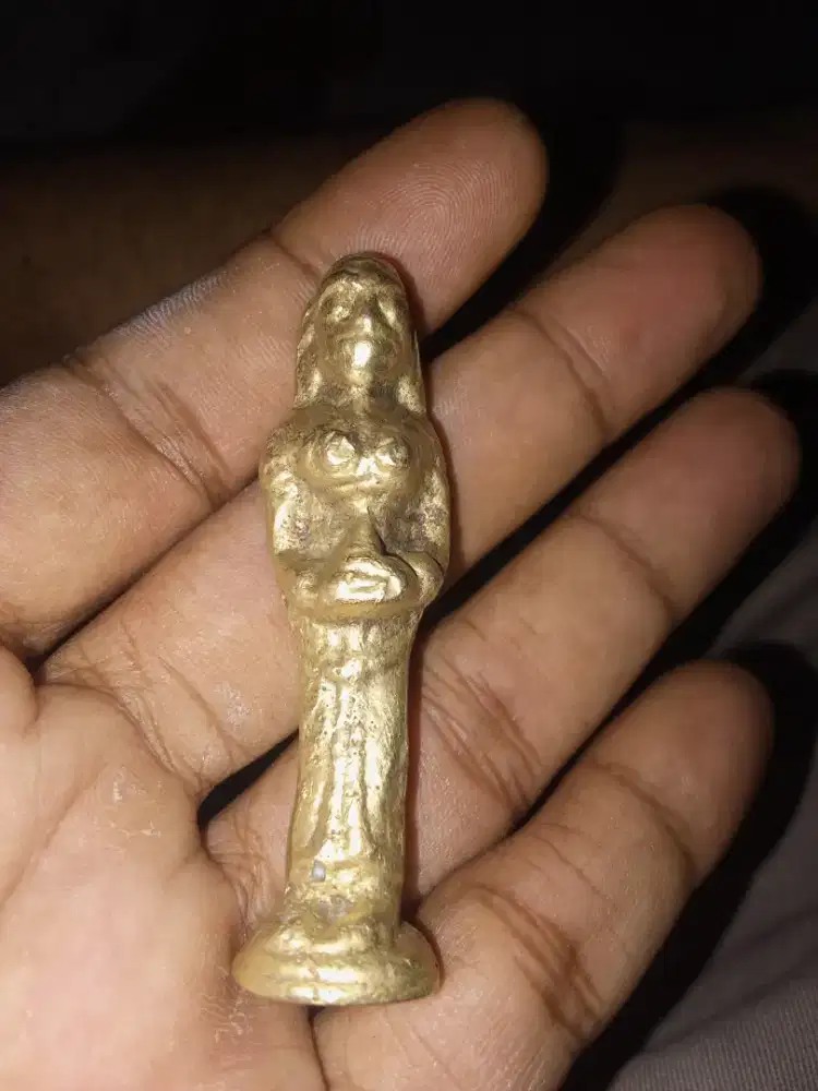 Patung berbahan logam