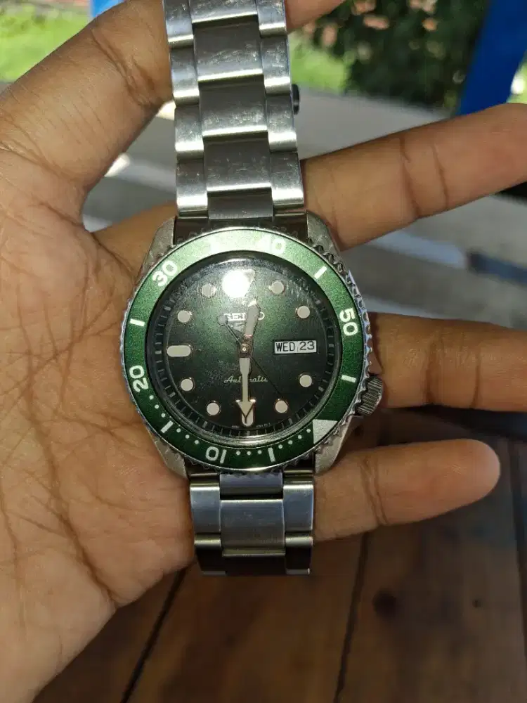 Seiko Seiko 5 Sports SRPD63K1 Hulk dengan dial hijau ikonik