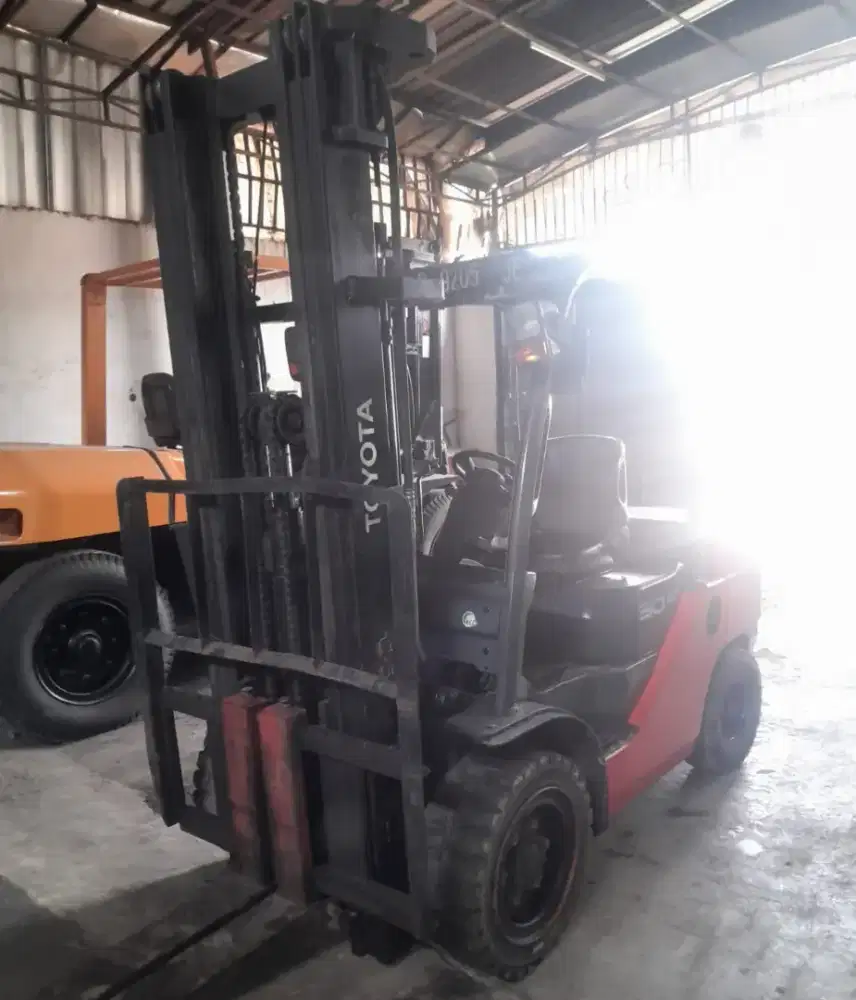 Forklift Toyota 3 Ton,Matic,Tiang Threelift 5,5 Meter,8FD30,Tahun 2018