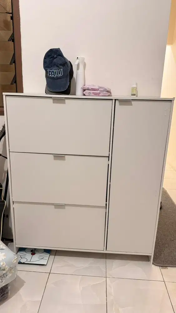 Lemari sepatu 4 pintu.