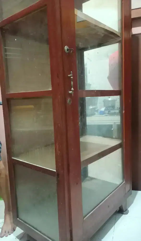 Lemari kaca lawasan jadul tua