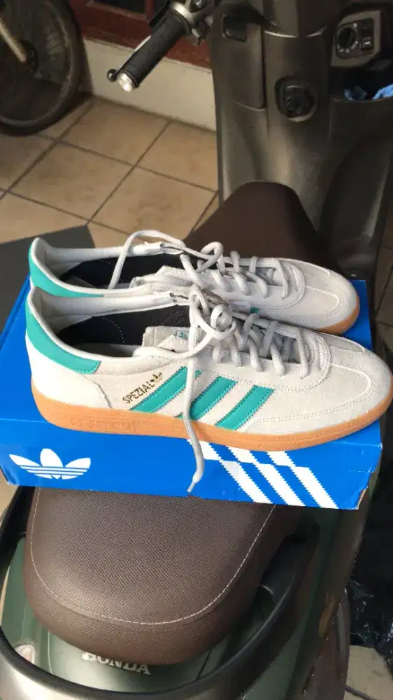 Sepatu Adidas spezial