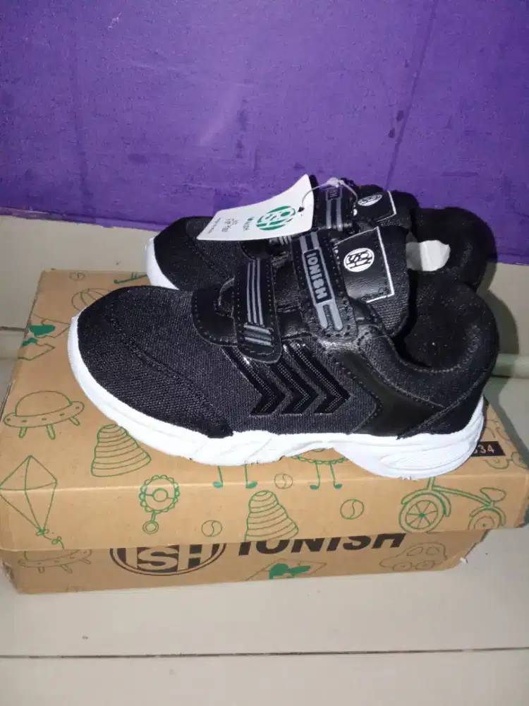 Sepatu sekolah anak