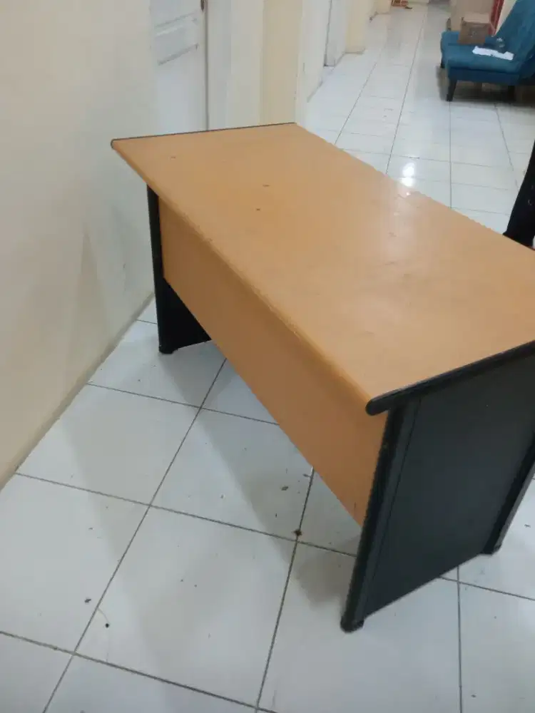 Meja kasir dan meja komputer