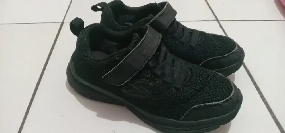 Sepatu Skechers anak warna hitam size 30 sepatu sekolah