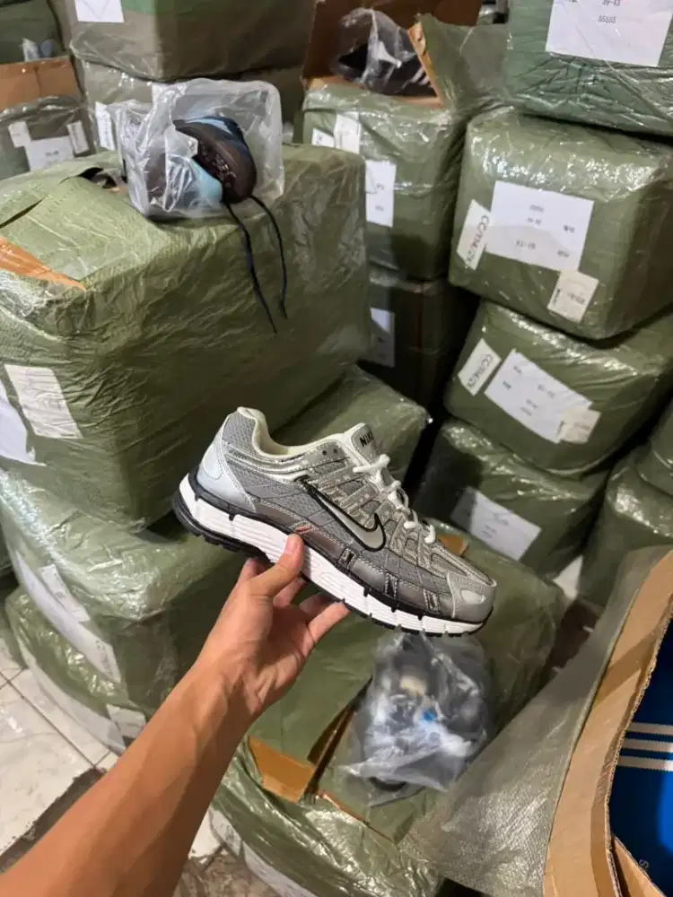 Sepatu lari pria nike p6000
