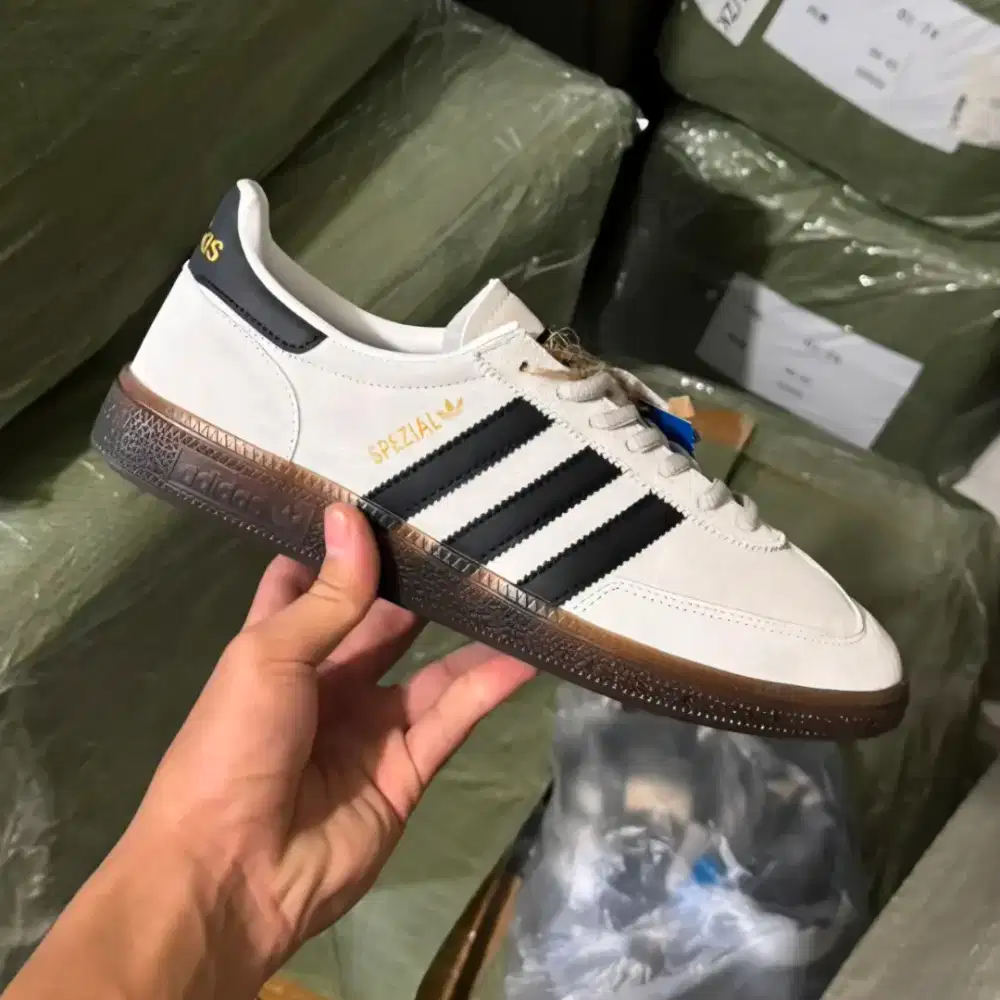 Sepatu pria adidas spezial