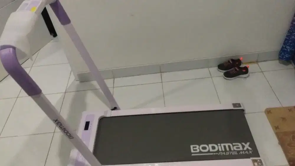 Treadmil alat olahraga