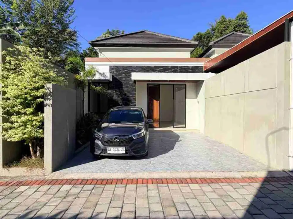 RUMAH MEWAH MODERN KEKINIAN DENGAN TATA RUANG NYAMAN DI JALAN KALIURANG KM. 12.5