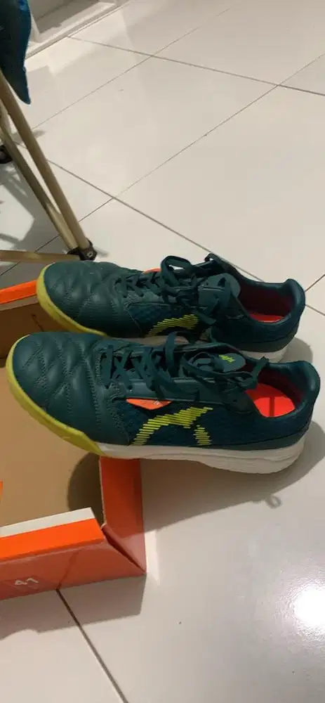 Sepatu jogo sala size 41
