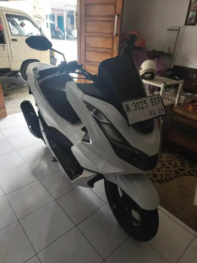 Honda PCX 160 putih