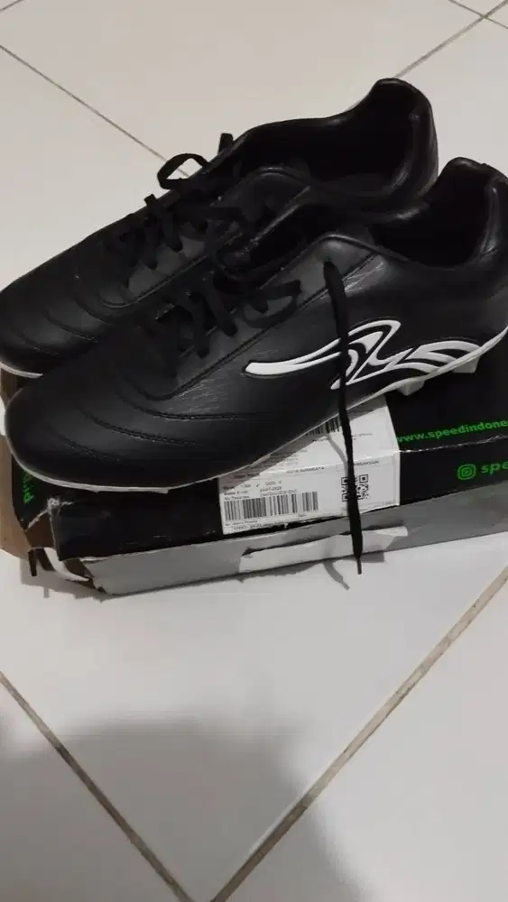 Sepatu bola Speed