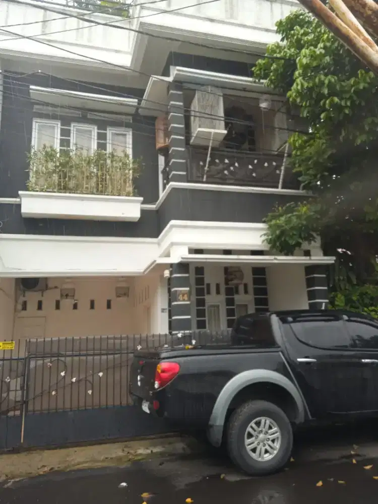 Jual cepat rumah 2,5 lantai strategis