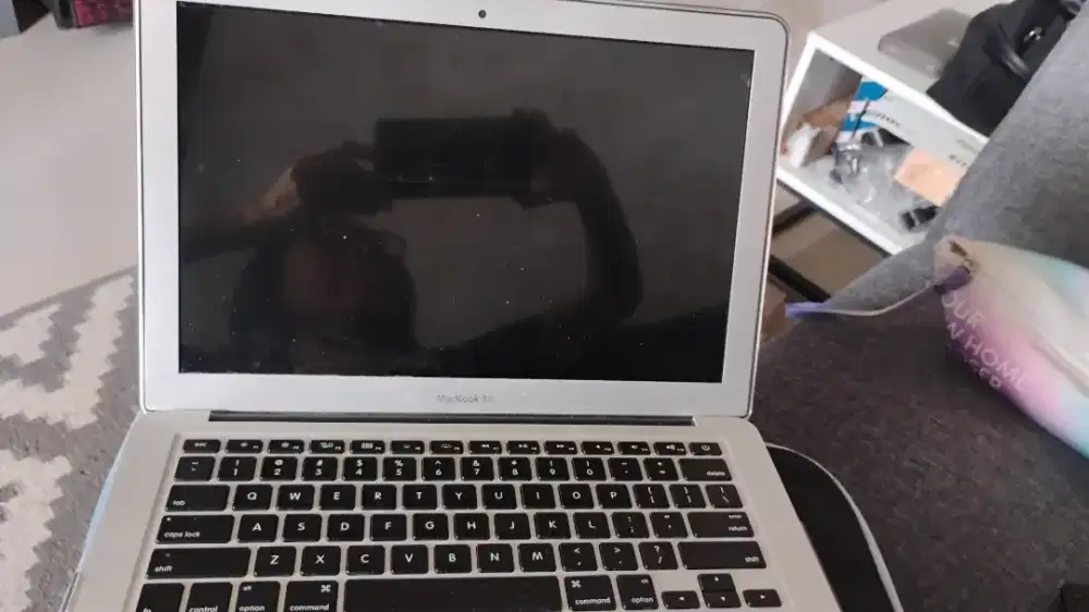 Dijual cepat laptop macbook air.
