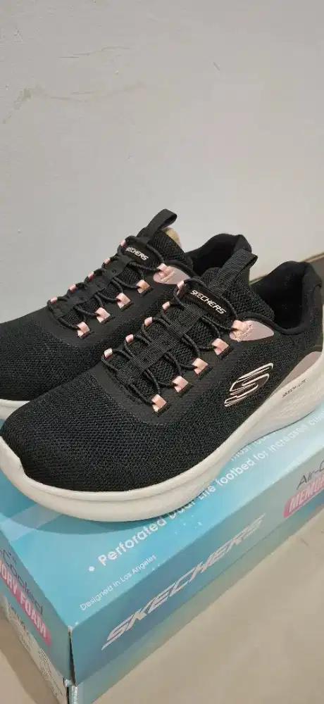 Sepatu sekolah baru