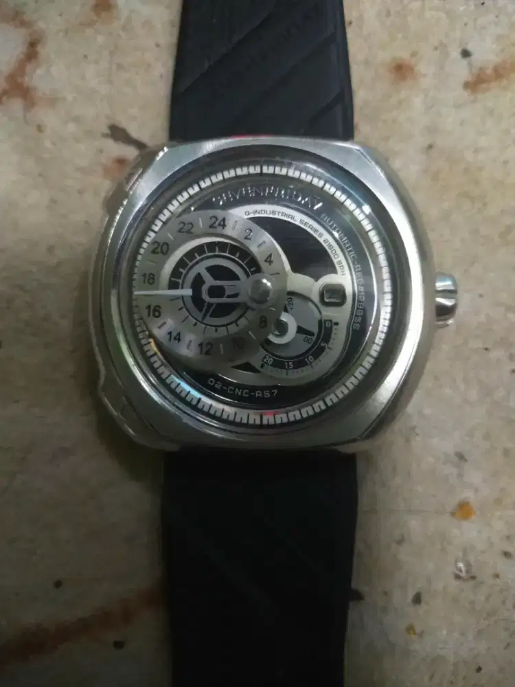 Sevenfriday Q1-01