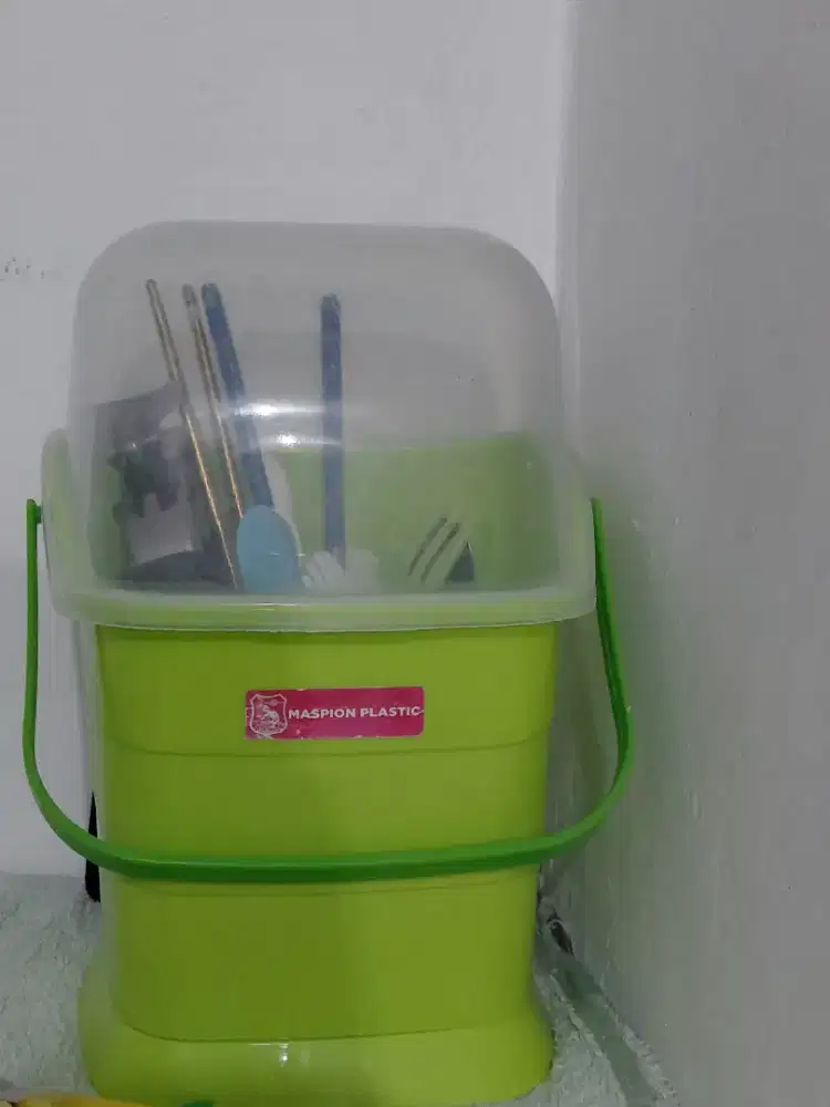 Tempat sendok tertutup