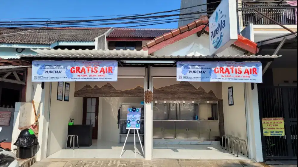 Staff Gerai Air Isi Ulang PureMa