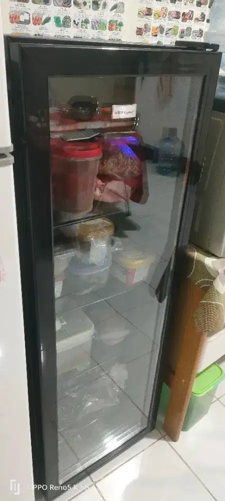 Ini adalah kulkas Royal Star dengan pintu kaca.