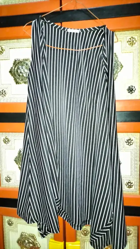 Outer hitam putih