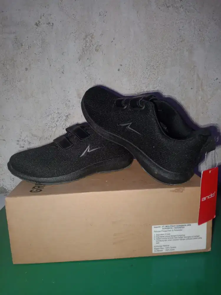 Sepatu Sekolah Hitam Ukuran 34 Merek Ando Baru