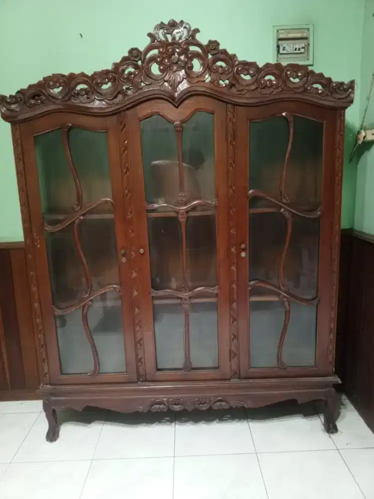 Lemari pajangan jati