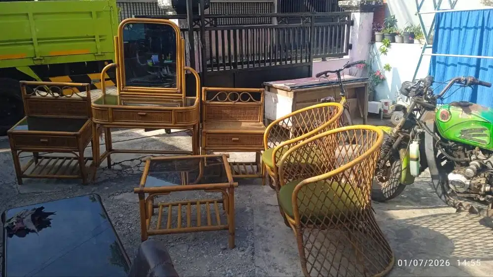 kursi rotan dengan meja rias