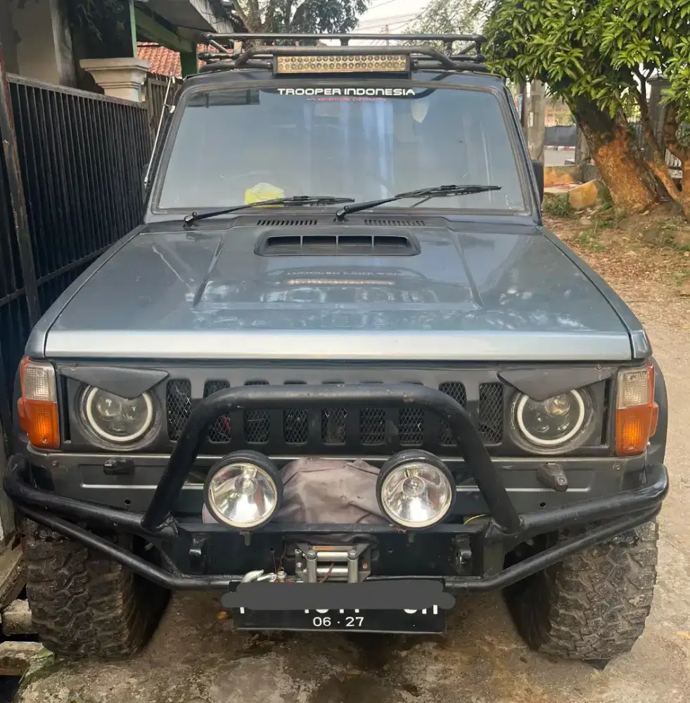 Chevrolet trooper 4x4 bensin MT 1993 abu abu. Siap Pakai