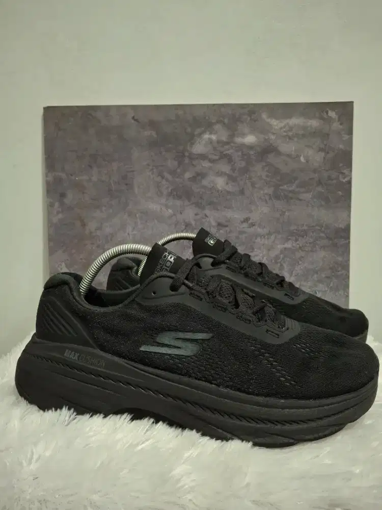 Skecher Go Run max cushion x goodyear