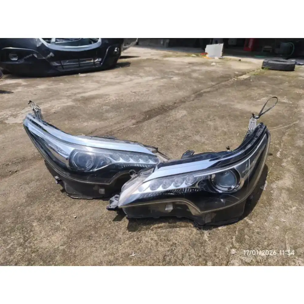Lampu depan dan lampu belakang vrz / fortuner masih box copotan mobil