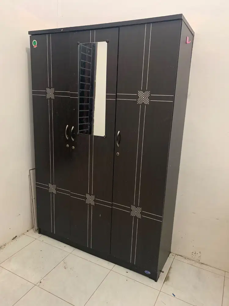 Jual lemari pakaian tiga pintu