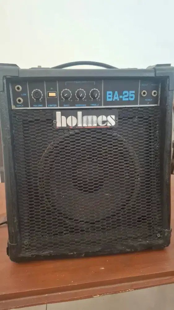 amply gitar. merk holmes. masih nyala. butuh service.uk 38cmx42cm