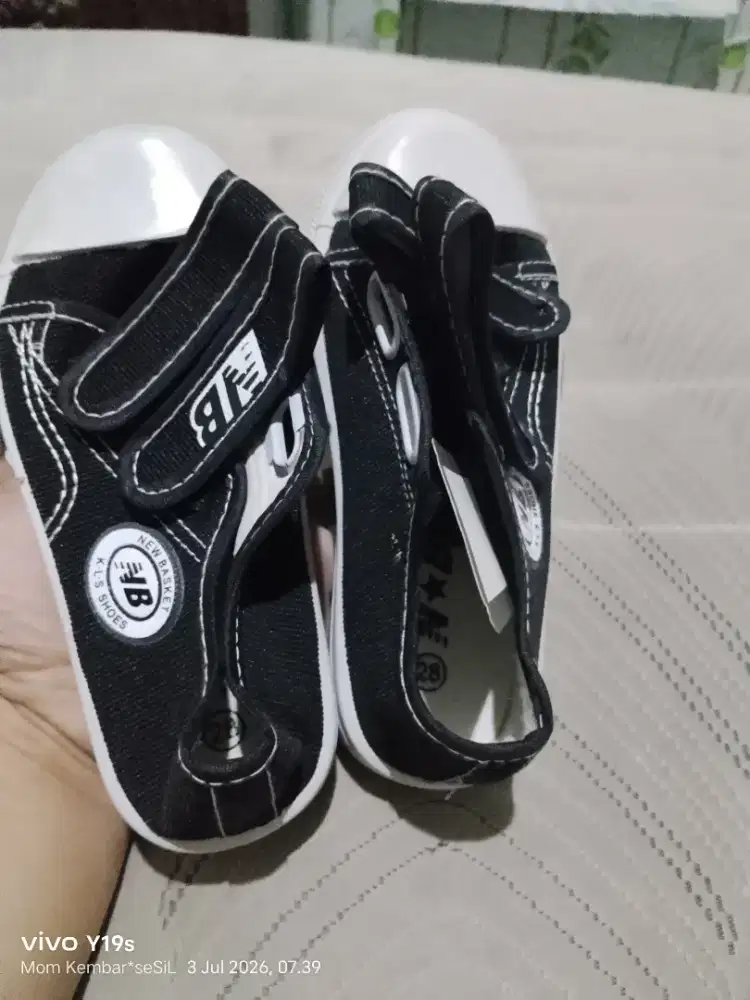 sepatu NB masi baru