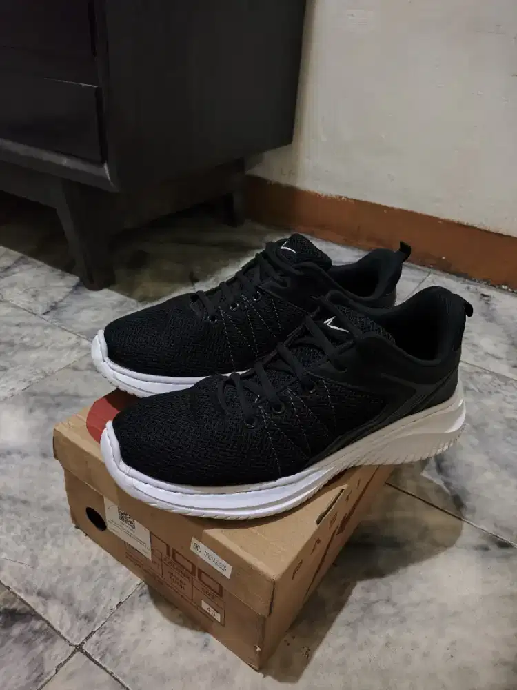 Sepatu ANDO Sinclair Black White UK 43