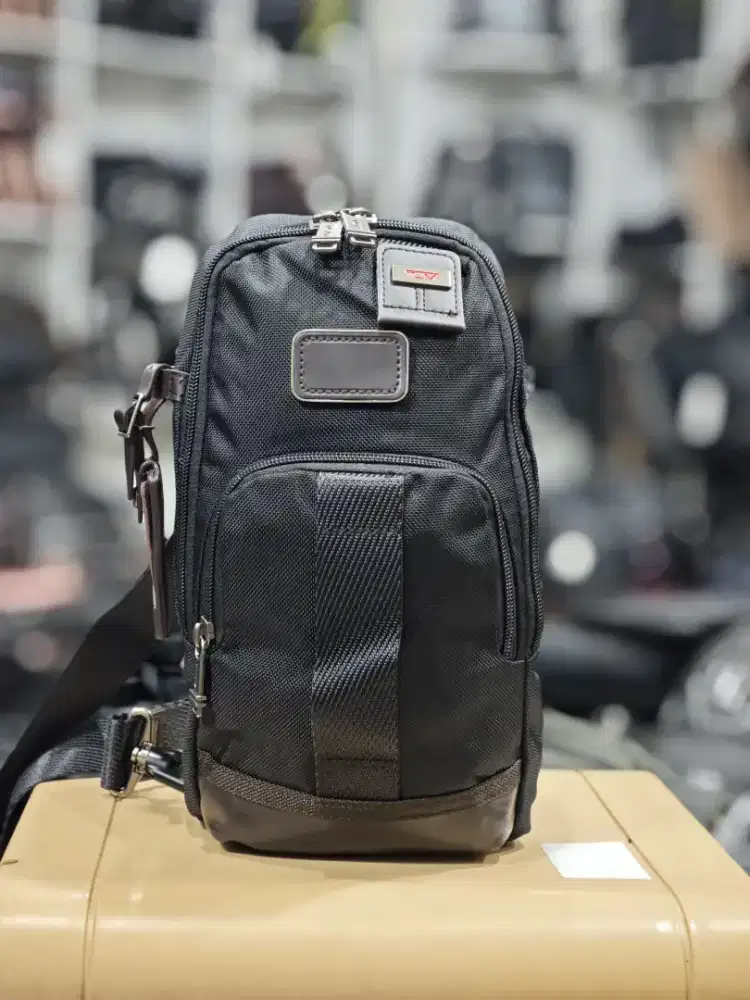 Tas slempang dada brand TUMI