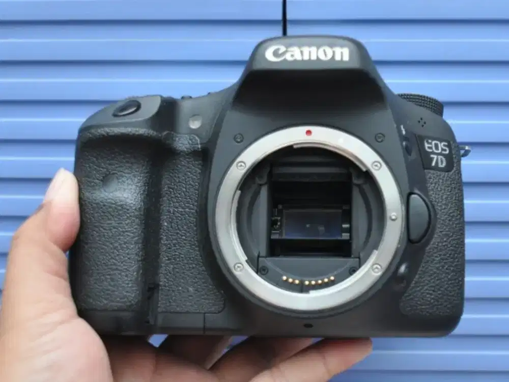 Canon 7D body only no box