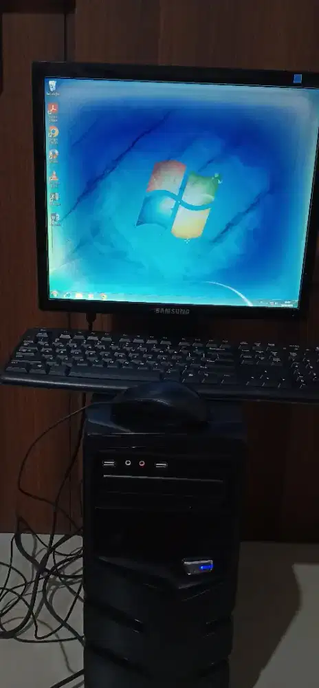 JUAL KOMPUTER SATU SET MELIPUTI CPU MONITOR MOUSE KEYBOARD KABEL