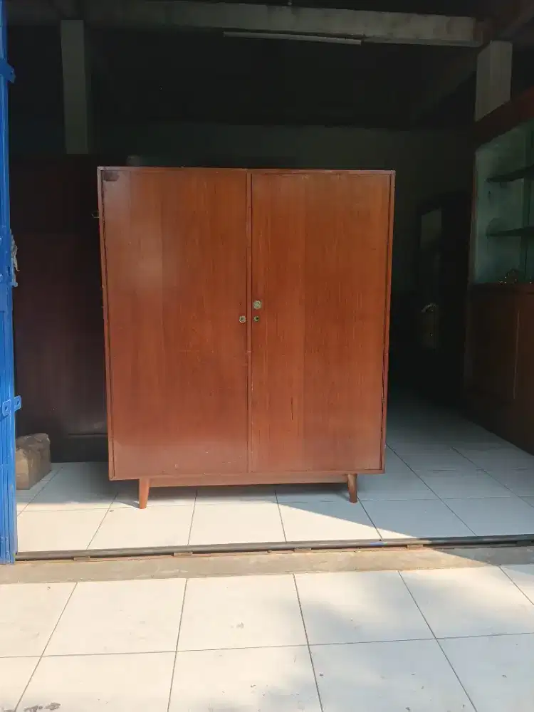 Lemari pakaian gantung jati tua kaki jengki