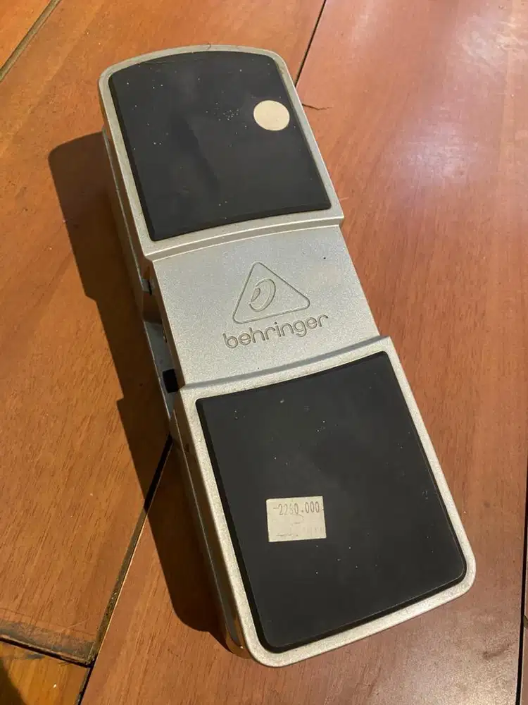 Efek pedal volume behringer