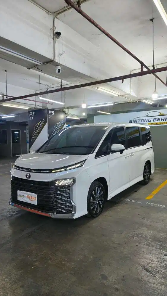 Toyota Voxy 2022 Bensin Putih