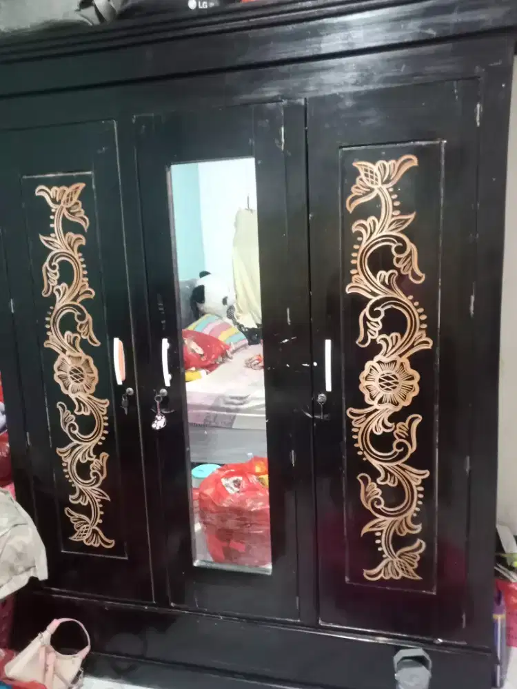 Jual lemari kayu mahoni bagus 3 pintu,pemakaian baru 3 bulan.