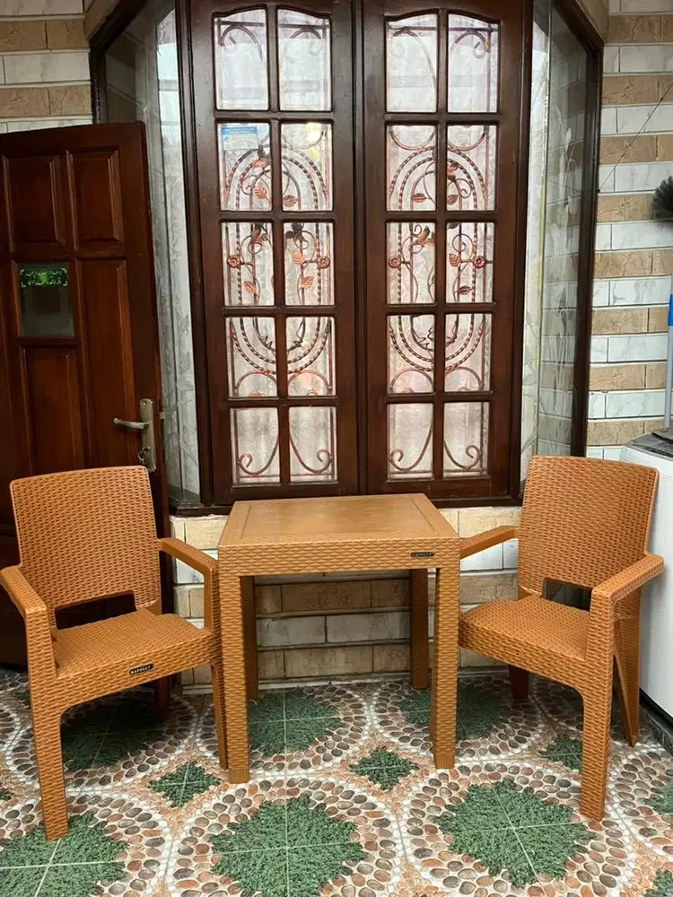 DIJUAL MURAH MEJA 2KURSI MERK NAPOLLY MOTIF ROTAN. MULUS