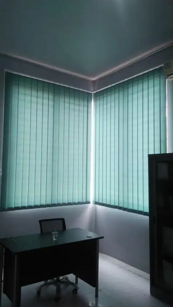 Terpasang tirai jendela vertikal blind