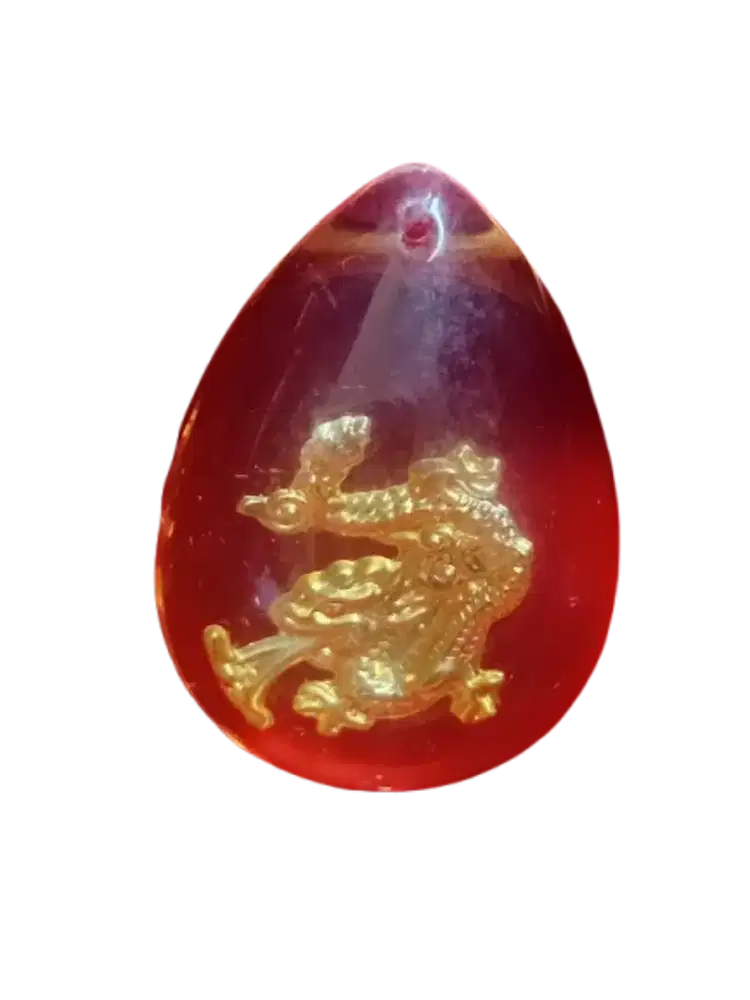 Liontin naga emas dalam resin
