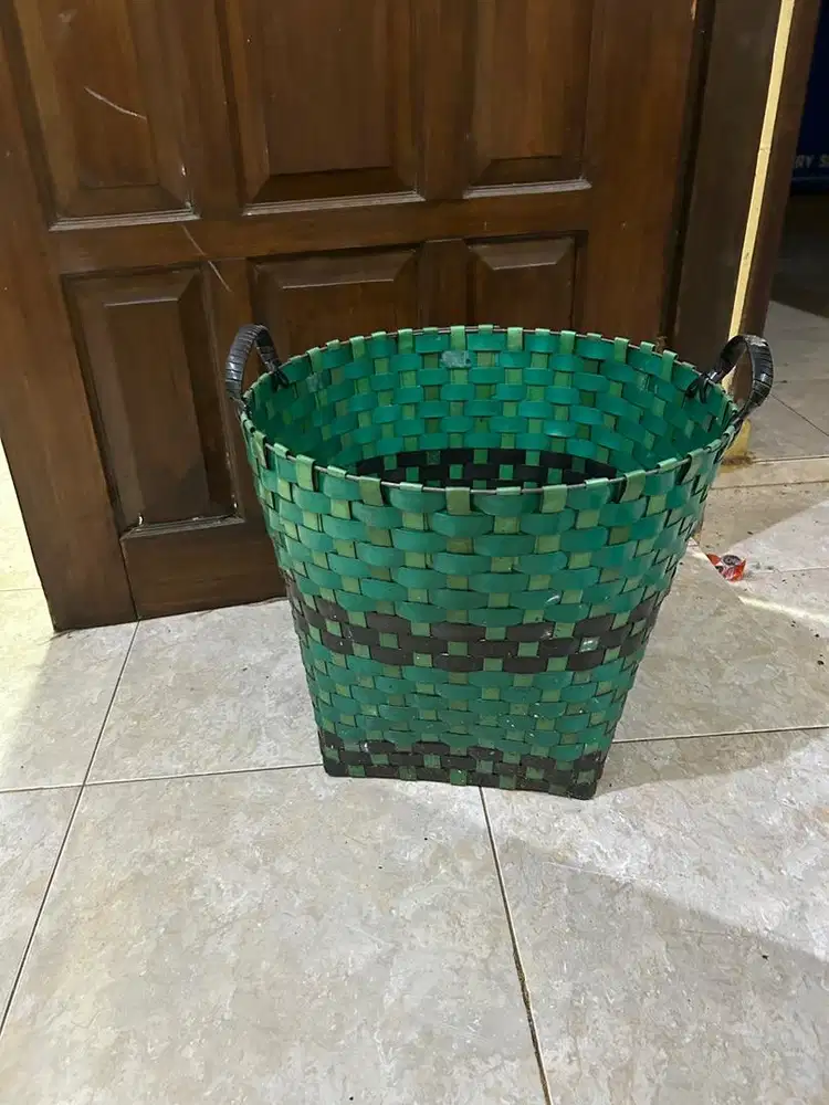 Keranjang sampah ukuran sedang ke besar