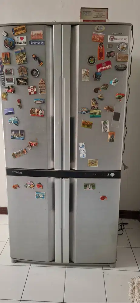Kulkas SHARP 4 pintu, kondisi hidup 90%