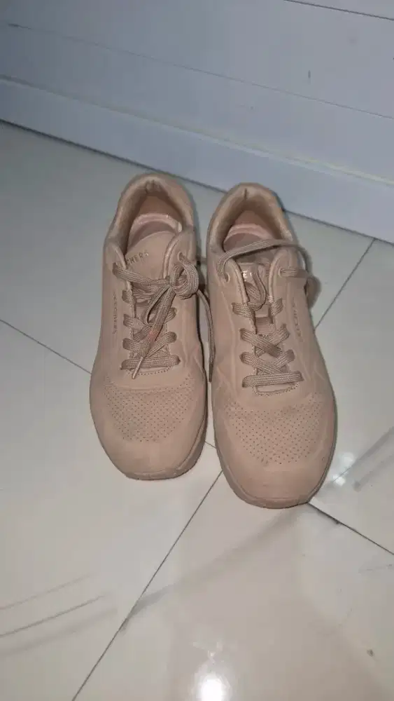 Dijual sepatu Skechers original, bekas pemakaian pribadi.